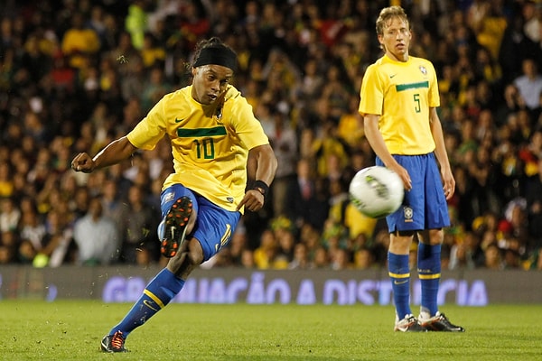 Ronaldinho 15 Kasım'da sahada.