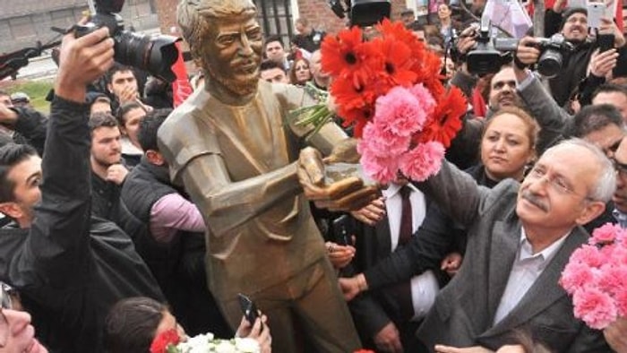 CHP Lideri Ali İsmail'in Heykeline Çiçek Koydu