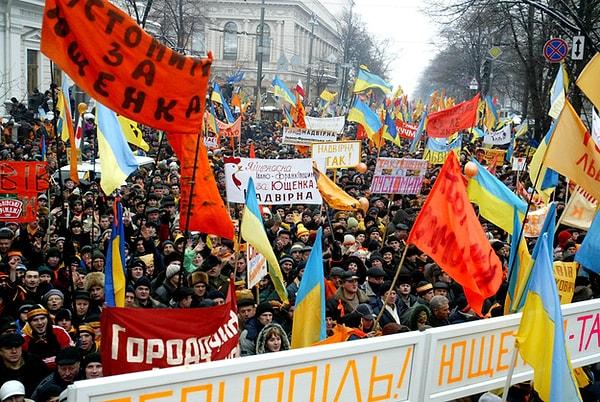 4. 2004 yılı Ukrayna için bir dönüm noktası oldu. O zamanki başbakan Viktor Yanukovych, başkan olarak seçildi. Avrupa'ya yakın olan muhalefet partisi lideri Yushchenko, Yanukovych'i hile yapmakla suçladı ve Ukrayna'da protestolar başladı