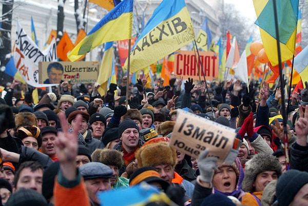 5. Büyük protestolar "Turuncu Devrim" olarak adlandırıldı ve Ukrayna'nın en üst mahkemesi seçimlerin tekrar edilmesine karar verdi. Tekrar yapılan seçimlerde muhalefet lideri Yuchchenko kazandı.
