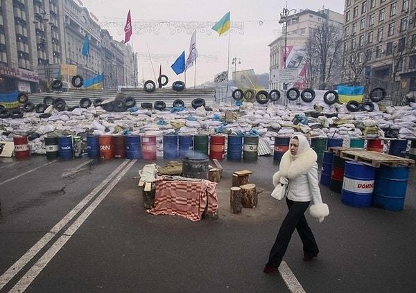 14. 10 Aralık'ta polis, çadırları ve barikatları yıkmak için müdahale etti ama protestocular tarafından püskürtüldüler. 17 Aralık'ta Putin, Ukrayna'ya 15 Milyar Dolarlık yardım paketi vermeyi ve gaz fiyatlarını 3'te 1'ine çekmeyi teklif etti. Amacı Yanukovych'e olan desteği arttırmaktı