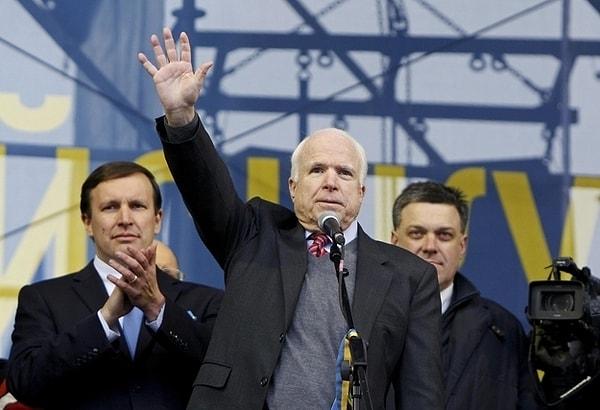 16. Başkan Yanukovych, ılımlı yaklaşım ile sert müdahale arasında bocalarken aralarında Senatör McCain'in de olduğu Amerika ve Avrupa Birliği'ne bağlı üst düzey politikacılar Kiev'e giderek muhalefete desteklerini belirttiler.