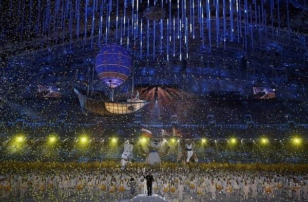 29. Aynı gün Sochi Olimpiyatları'nın gövde gösterisi niteliğindeki kapanış töreni yapıldı.