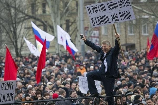 30. Kaçak başkan Yanukovych'in o esnada Rusya'ya yakın olan ve destekçisi olan Kırım'da olduğu ileri sürüldü. 27 Şubat'ta Rusya destekçisi Ukraynalı göstericiler Kırım parlamento binasını işgal edip Rusya bayraklarını çektiler