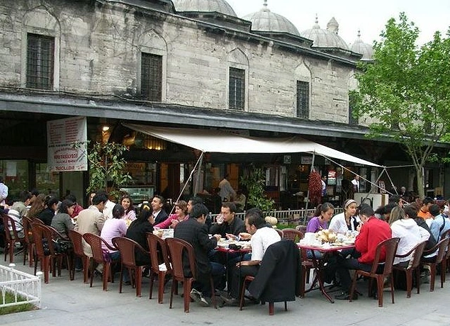 Süleymaniye'de kuru fasulye yemek