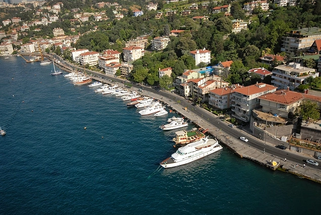 Bebek sahilinde denize nazır kahve içmek