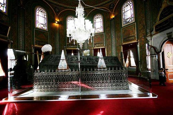 28. Şehrin fatihi Fatih Sultan Mehmet'in türbesini ziyaret etmek