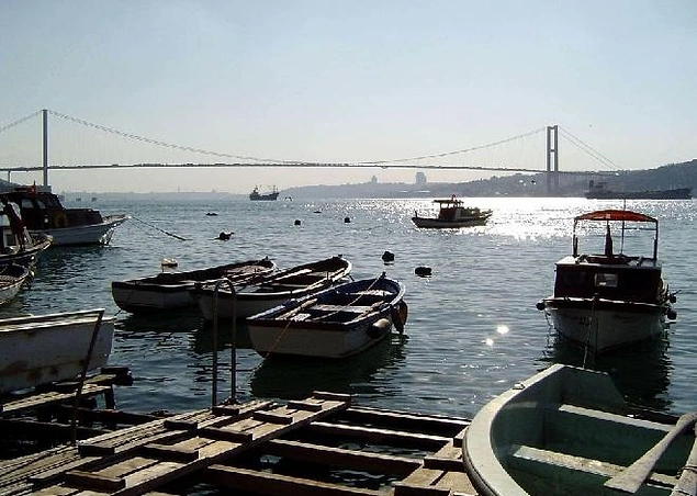 Çengelköy'de deniz kıyısında çay içmek