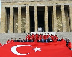 A Milli Takım Ata'nın Huzurunda..