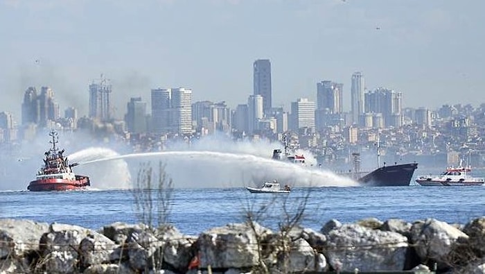 İstanbul'da Korkutan Gemi Yangını