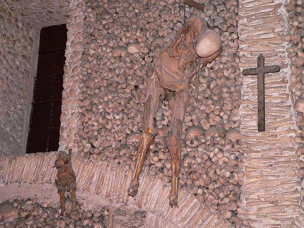 4. Capela dos Ossos (Kemiklerin Şapeli)