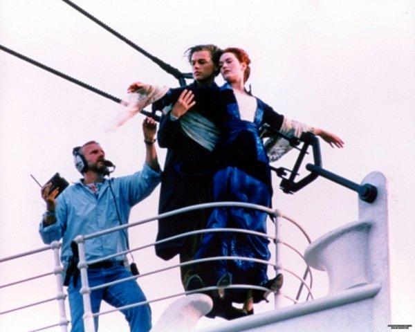 ''Abi yönetmen şuna söyle kıza dayamasın dedi.''  Titanic