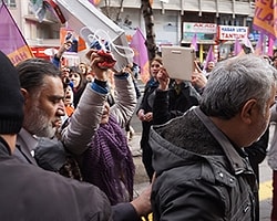 Kadınlar Eylemlerine Tepki Gösteren Erkeği Tartakladı