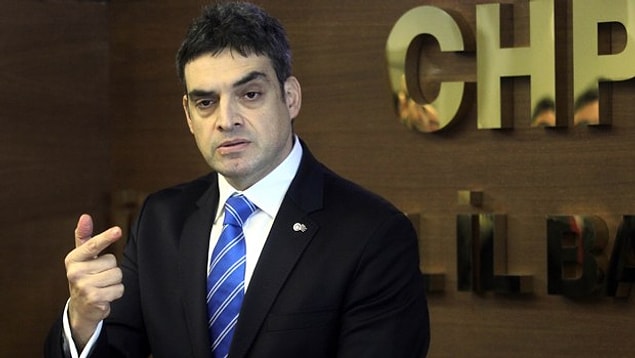 İstanbul Milletvekili Umut Oran, “Türkiye’de çocuğun adı yok” dedi ve karneyi çıkardı. Oran’a göre Türkiye’de 1 milyon dolayında çocuk işçi var. 1,3 milyon çocuk okula gitmiyor.