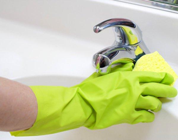 9. Banyo ve mutfak musluklarını ve lavabosunu temizleyebilirsiniz