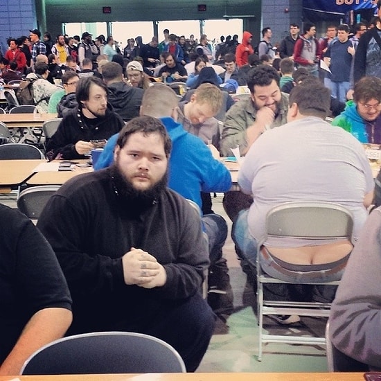 Magic The Gathering FRP Oyunu Turnuvasına Gidip "Çatallarla" Poz Veren Adam