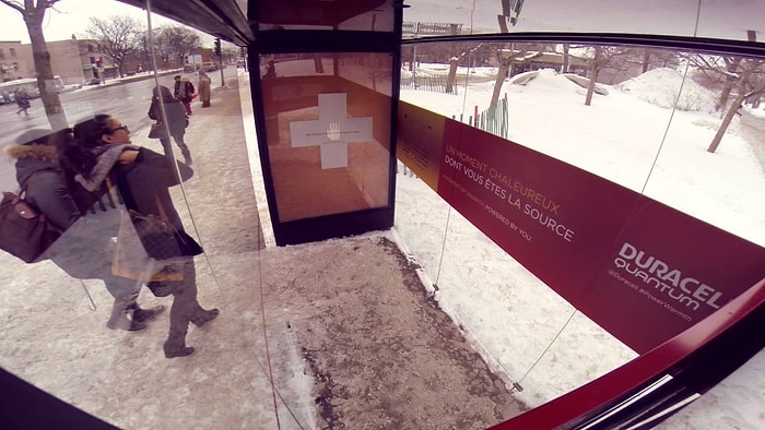 Buz Gibi Havada Herkes El Ele Tutuşunca Isınan Otobüs Durağı