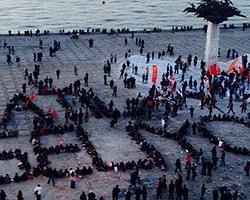 'Katil Geliyor İzmir Boyun Eğmiyor'