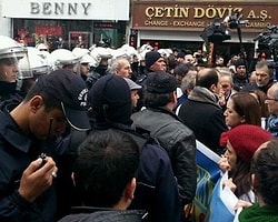 Taksim'e Yürüyen Hekimlere Polis Barikatı