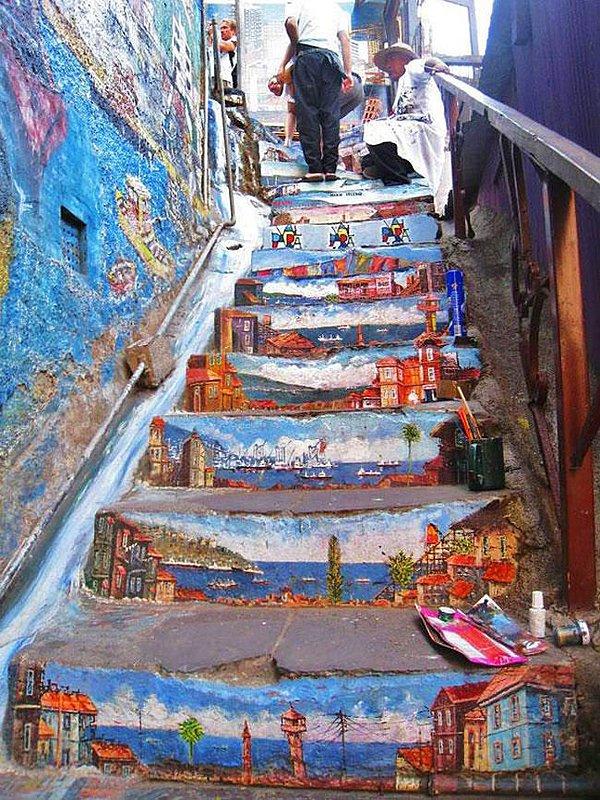 18. Merdivenlerin iç ferahlatıcı şekilde boyandığı veya fayansların mozaiklerle kaplandığı,