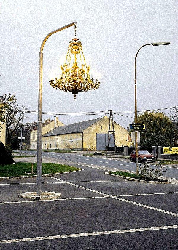 19. Mahalleleri süslemek için sokak lambaları yerine avizelerin yerleştirildiği,