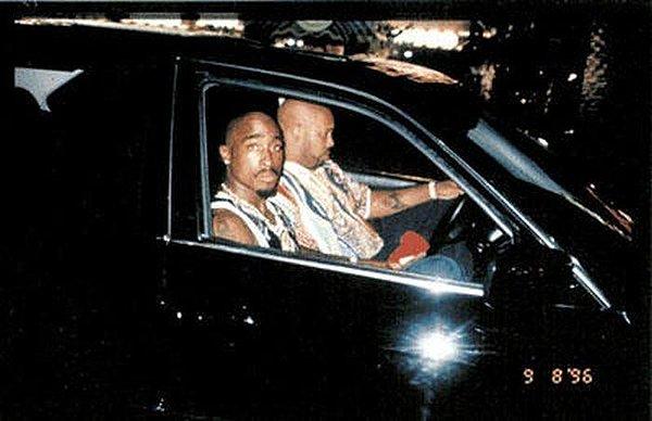 Kurşunlardan biri Suge Knight'ın kafasını sıyırırken dört tanesi Tupac Shakur'a isabet etti.