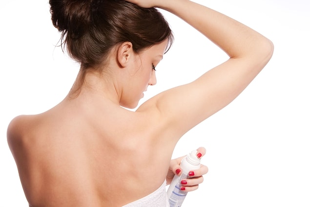 6. Deodorantınızı sabah yerine geceden sıkarsanız, gün içinde daha az terlersiniz.