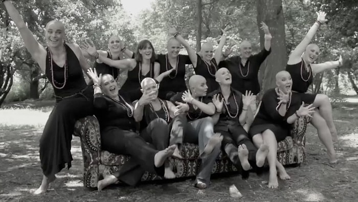 Kanser Hastası Arkadaşlarına Destek Olan Kadınların Müthiş Dayanışması