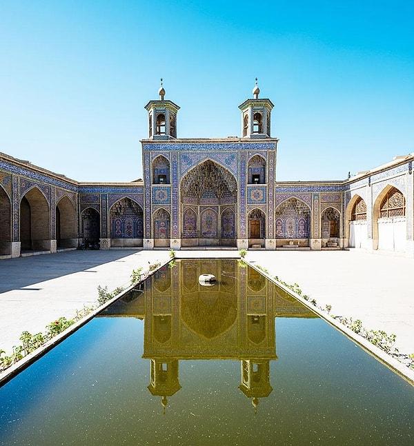 Burası İran'ın Şiraz kentindeki Nasır El-Mülk Cami. Doğru, dışarıdan çok hoş bir görüntüsü var...