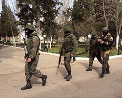 Kırım'daki Ukrayna Üssüne Rus Bayrağı Asıldı