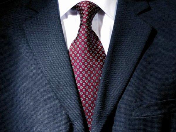 1. Sıkı bağlanan kravatlar erkeklerde baş ağrısına, konsantrasyon eksikliğine, beyin ve boyun problemlerine neden olur.