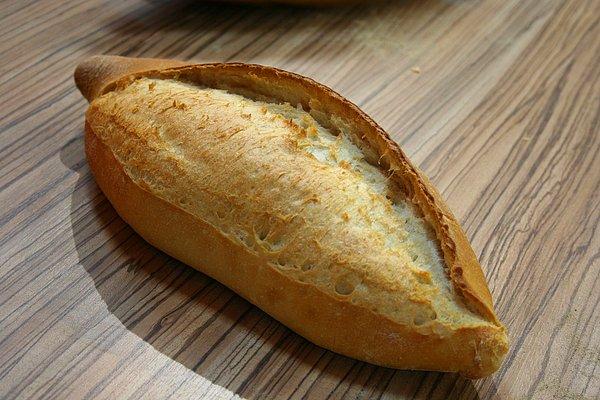 10. Bayatlamış ekmeklerin üzerine su serpin ve folyo kağıda sarıp 5-10 dakika fırınlayın. Böylece taptaze olacaktır.