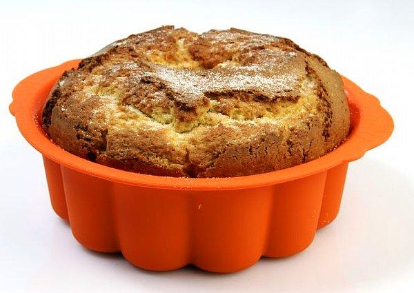 15. Pişirdiğiniz kek kalıbından çıkmıyor ise, kabın altına ıslak bir bez yayarak biraz bekletin.