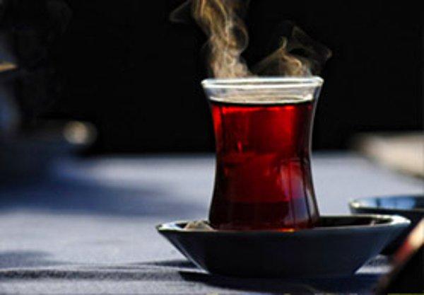 16. Çay, lezzetini koruması için bardağa yüksekten ve yavaşça dökülmelidirki oksijenini iyice alsın. Şarap için de aynı şey geçerlidir.