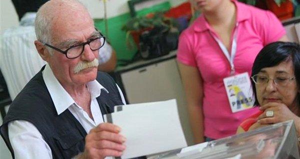 10. Oy verme salonunda herkesle muhabbet eden yaşlı amca