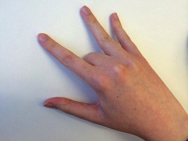 4. Elinizi resimde gösterildiği gibi düz bir zemine koyarsanız yüzük parmağınızı hareket ettiremezsiniz.
