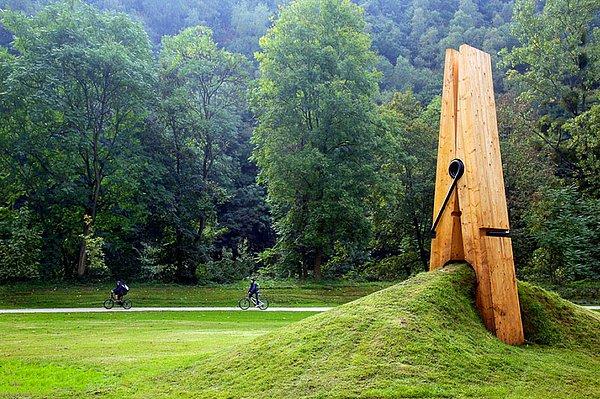 17. Mehmet Ali Uysal tarafından yapılan “Giant Clothespin”
