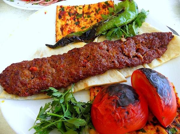 11. Hepimiz Adana Kebabı'nın şanını biliriz,ama asıl Adana Kebabı'nı Adana'da yediğinizde,yanında gelen izzet-i ikramdır sizi tıka basa doyuran.