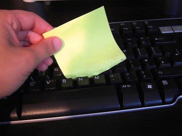 8. Klavyeyi temizlemek için küçük not kağıtları