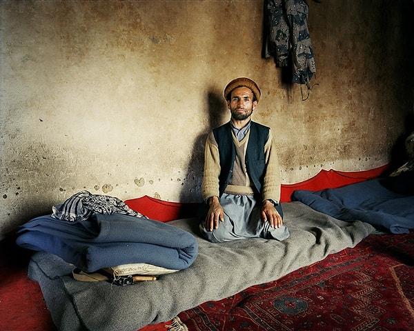 Afganistan'ın en son kontrol noktasında görevli bir asker