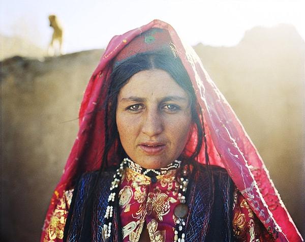 Wakhan Koridor'a ulaşınca Afganistan'ın savaşla dolu ortamından uzaklaşılıyor. Kadınlar da daha rahat