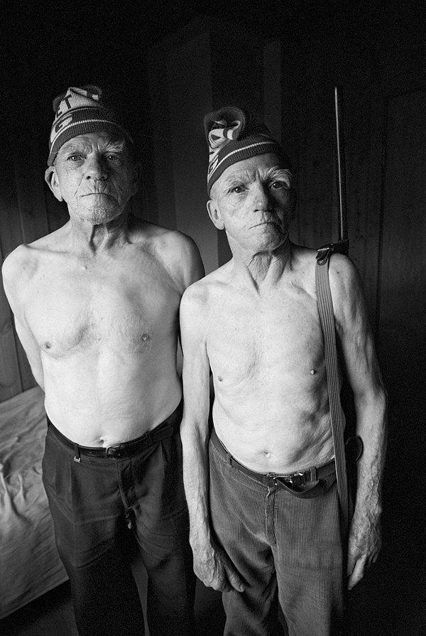 1. Fotoğrafçı Elin Hoyland, kimsenin kolay kolay bu fırsatı bulamayacağı, bütün yaşamlarını beraber geçiren iki kardeşin hayatlarını belgeleme şansını elde etti.
