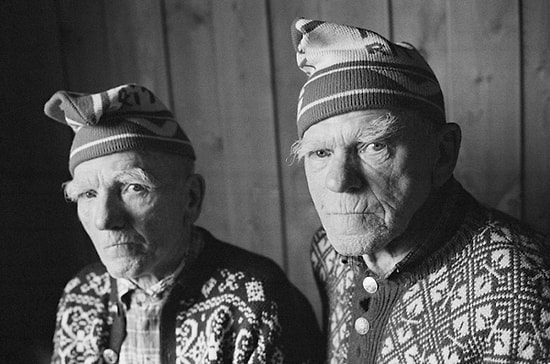 10 Fotoğrafla Tüm Hayatlarını Birlikte Geçiren Kardeşlerin Etkileyici ve Hüzünlü Hayatı