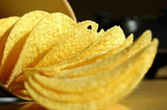 13. Bir Pringles alıp bütün hepsini tek tek yalayıp üstündeki çeşnisini bitirdikten sonra tekrar pakete koyup ardından kardeşinize ikram edin