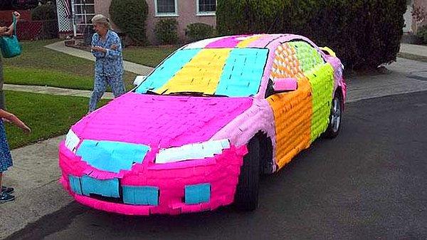 20. Babanızın arabasını yapışkan not kağıtlarıyla yeniden renklendirin