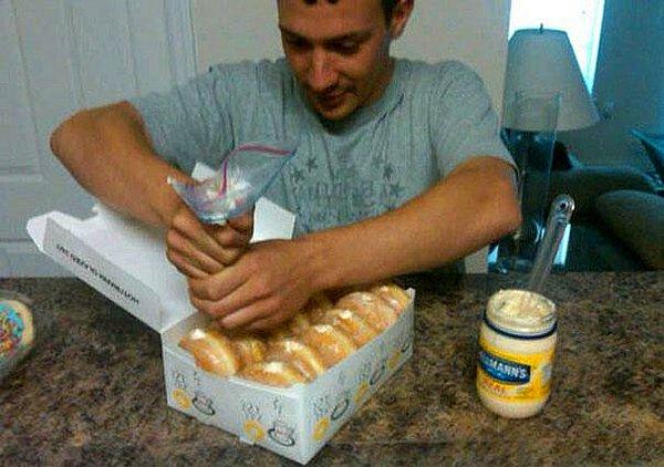 21. Bir paket Donut alıp içine mayonez doldurun