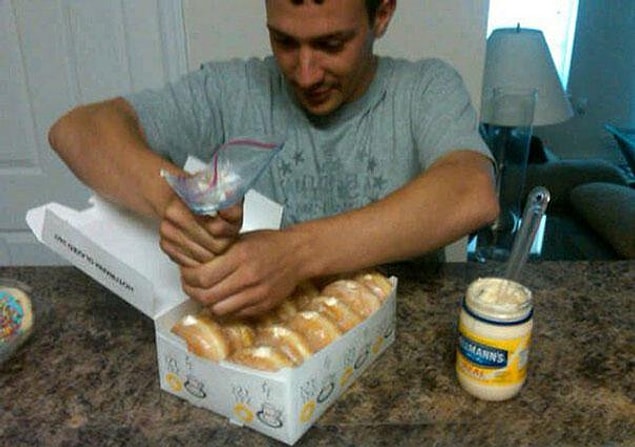 20. Bir paket Donut alıp içine mayonez doldurun