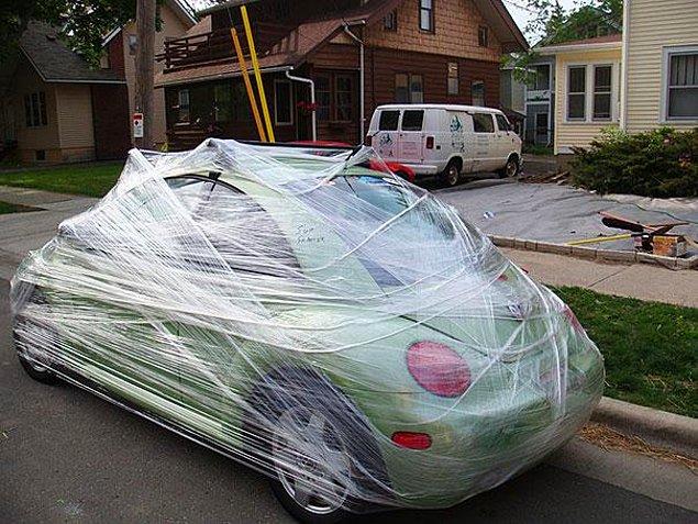 25. Annenizin arabasını hava şartlarından korumak için streç film ile kaplayın