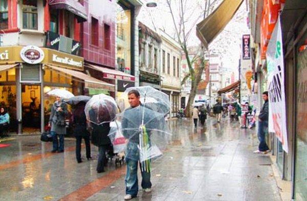 1. Yağmur yağarken ansızın beliren şemsiyeciler