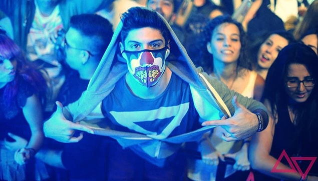Maskeli çocuk